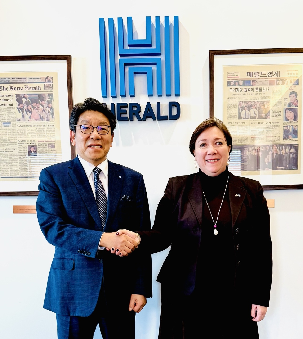 Guatemala's Ambassador to South Korea, Sara Solis Castaneda (right) and Herald Media Group CEO Choi Jin-young exchange greetings during a courtesy visit to Herald Corp. headquarters in central Seoul on Thursday. (Sanjay Kumar/The Korea Herald)