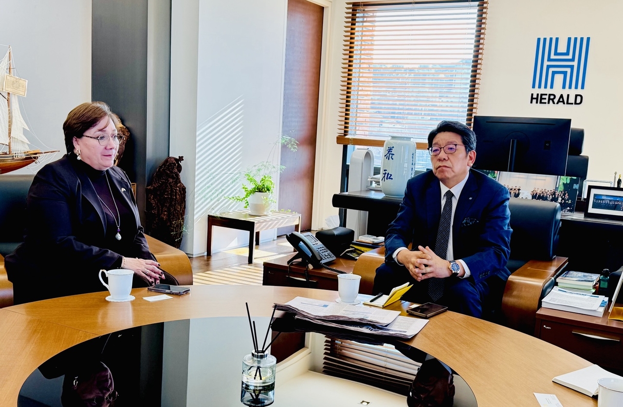 Guatemala's Ambassador to South Korea, Sara Solis Castaneda (left) and Herald Media Group CEO Choi Jin-young discuss ways to enhance bilateral cooperation at Herald Corp. headquarters in central Seoul on Thursday. (Sanjay Kumar/The Korea Herald)