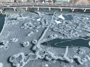 Han River freezes for first time this winter