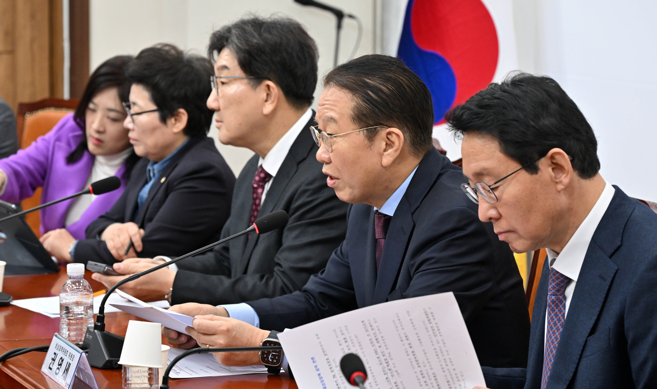권영세(오른쪽 두 번째) 국민의힘 비상대책위원장이 10일 오전 서울 여의도 국회에서 열린 비상대책위원회의에서 발언하고 있다. 임세준 기자