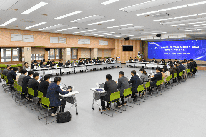 영주사가 박남서  시장 주재로 2026년도 국가투자예산 확보 전략회의’를 열고 국가예산 확보 방안을 논의했다(영주시 제공)