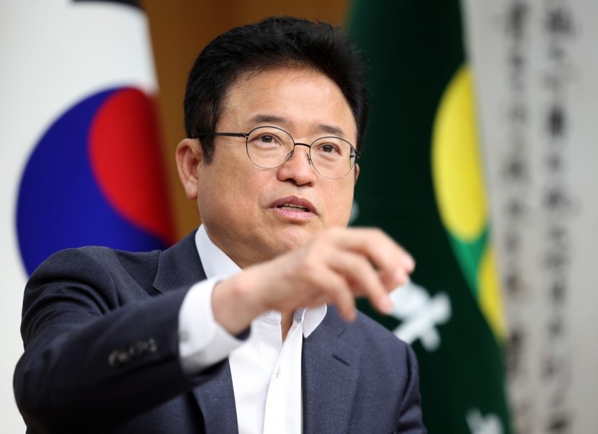 North Gyeongsang Gov. Lee Cheol-woo (North Gyeongsang provincial government)