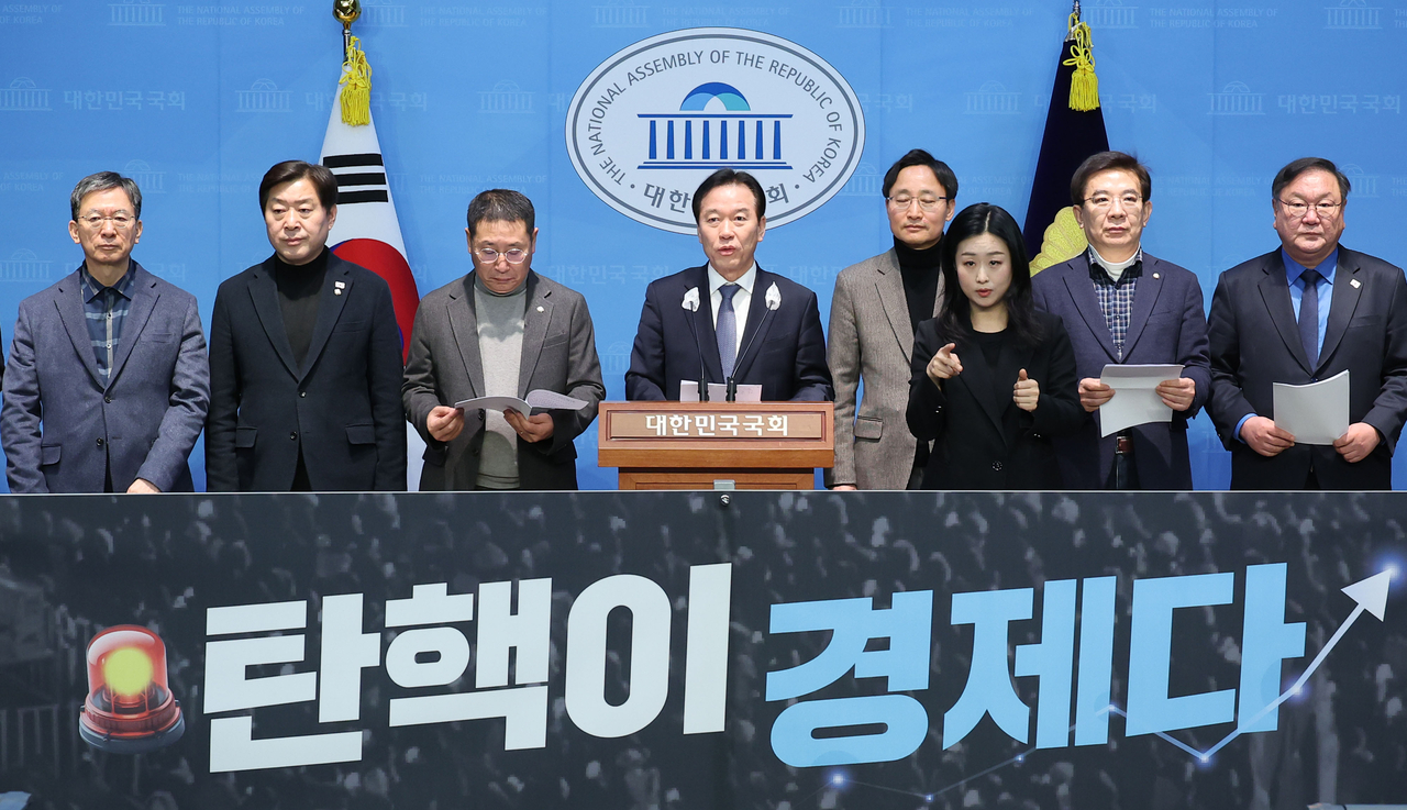 국회 기획재정위원회 소속 더불어민주당 위원 등이 지난달 20일 오전 서울 여의도 국회 소통관에서 ‘탄핵 정국 장기화와 한국 경제 위기 관련 기자회견’을 하고 있다.[연합]