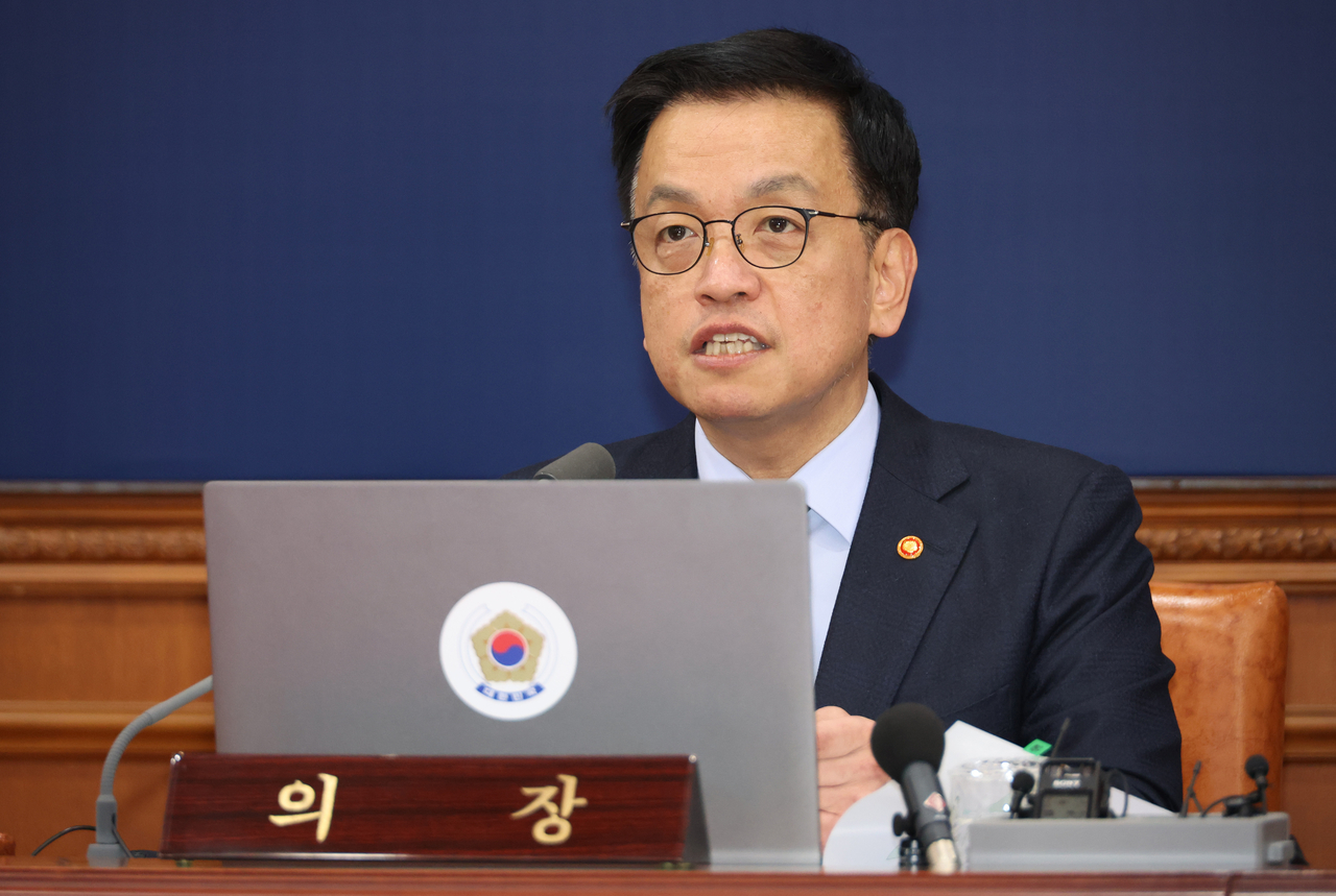 최상목 대통령 권한대행 부총리 겸 기획재정부 장관이 지난 21일 정부서울청사에서 국무회의를 하고 있다.［연합］