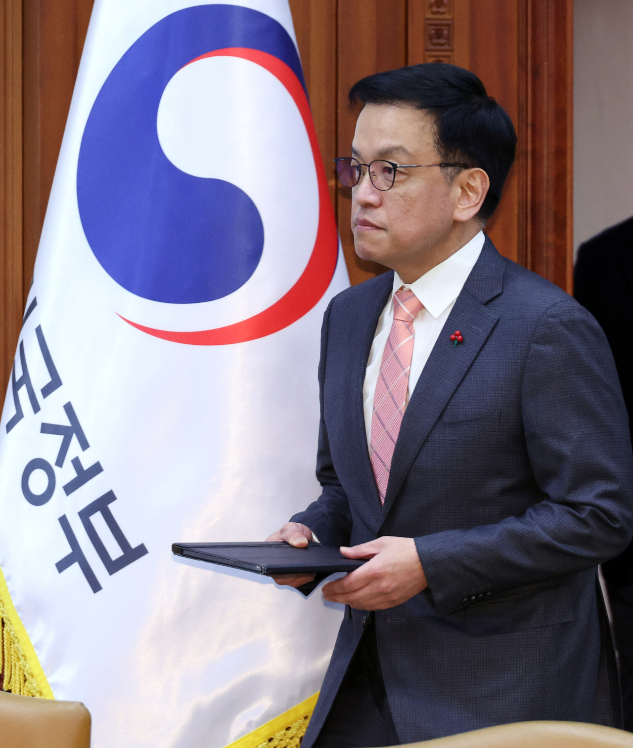 최상목 대통령 권한대행 부총리 겸 기획재정부 장관이 지난 22일 정부서울청사에서 국정현안관계장관회의 겸 경제관계장관회의에 참석하고 있다.［연합］