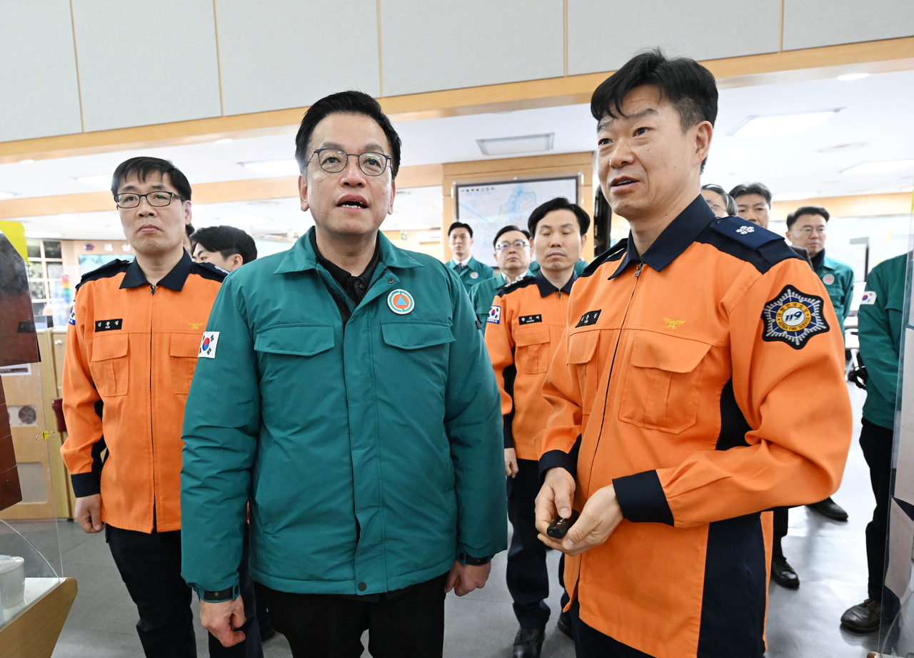 최상목 대통령 권한대행 부총리 겸 기획재정부 장관이 27일 중구 서울종합방재센터를 방문해 설 명절 화재예방 및 응급환자 이송대책을 점검하고 있다. [기획재정부 제공]