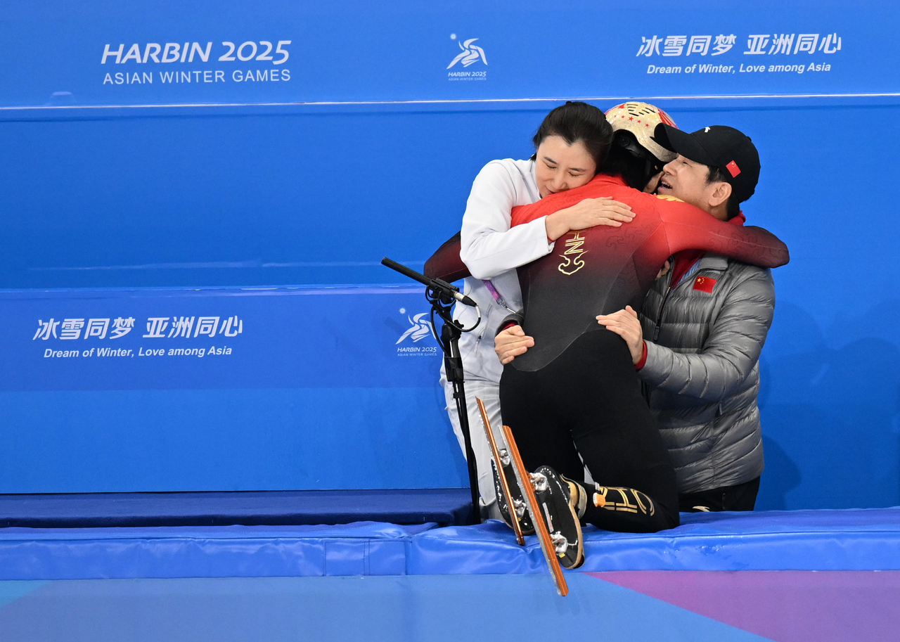 린샤오쥔이 2025 하얼빈 동계아시안게임 쇼트트랙 500m 금메달을 획득한 뒤 장징 총감독(왼쪽)과 전재수 코치를 끌어안고 눈물을 흘리고 있다.   [신화통신]