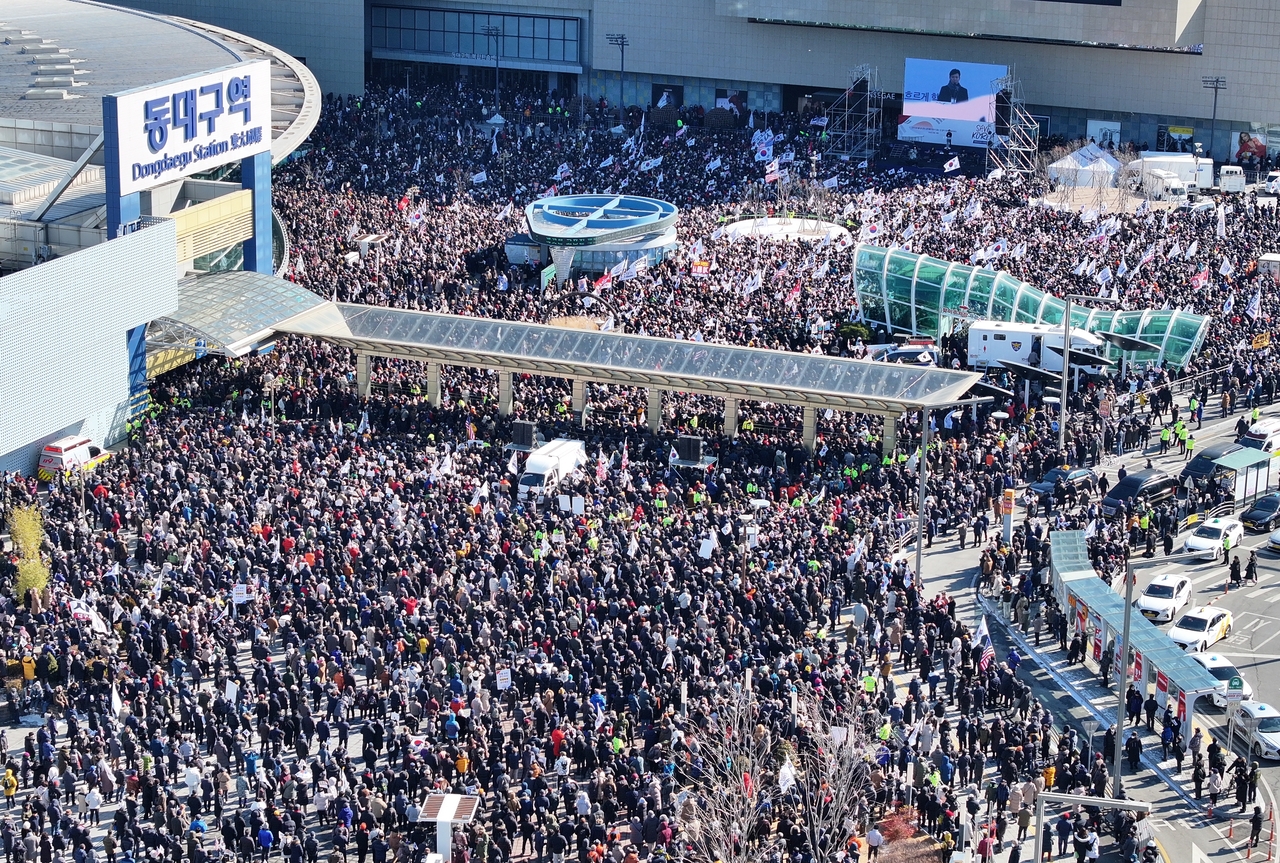 지난 8일 오후 동대구역 광장에서 개신교 단체 세이브코리아가 국가비상기도회를 열고 윤석열 대통령 탄핵 반대와 석방을 촉구하고 있다. [연합]