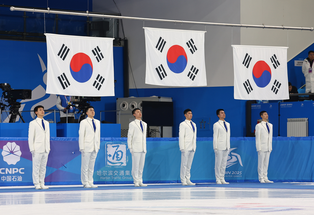 한국 선수들이 2025 하얼빈 동계아시안게임 여자 500m 메달을 석권하면서 시상식에 태극기 3개가 나란히 게양되고 있는 모습  [연합]