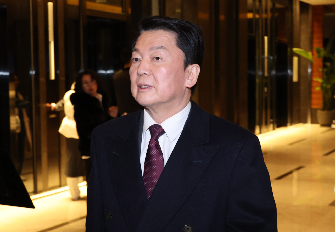 안철수 국민의힘 의원이 지난 9일 오후 권영세 비상대책위원장이 주재하는 4선 이상 의원 만찬에 참석하기 위해 서울 여의도에 있는 한 식당으로 들어가고 있다. [연합]