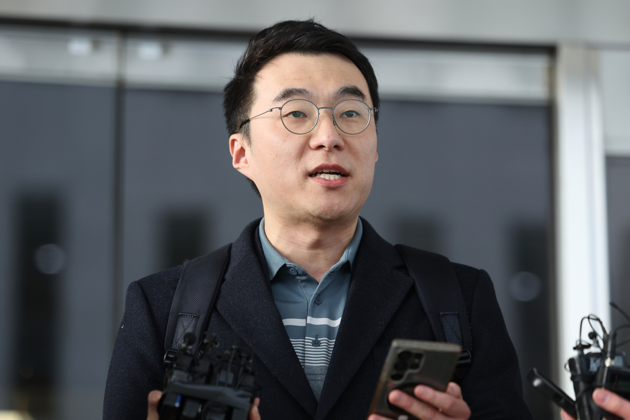 거액의 가상자산(코인) 보유 사실을 숨기려 국회에 허위 재산 신고를 한 혐의로 기소된 더불어민주당 김남국 전 의원이 10일 서울남부지법에서 열린 1심 선고에서 무죄를 받은 뒤 입장을 밝히고 있다. [연합]