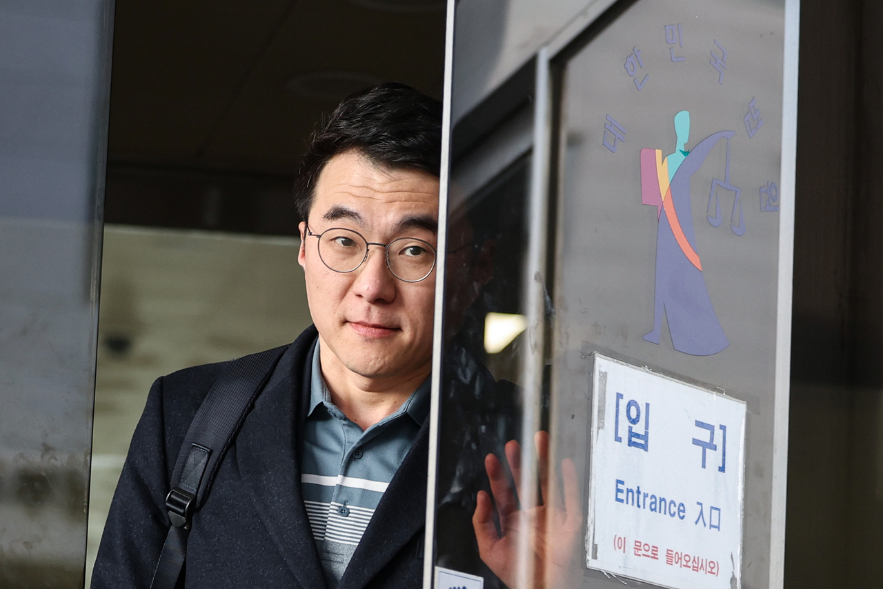 거액의 가상자산(코인) 보유 사실을 숨기려 국회에 허위 재산 신고를 한 혐의로 기소된 더불어민주당 김남국 전 의원이 10일 서울남부지법에서 열린 1심 선고에서 무죄를 받은 뒤 청사를 떠나고 있다. [연합]