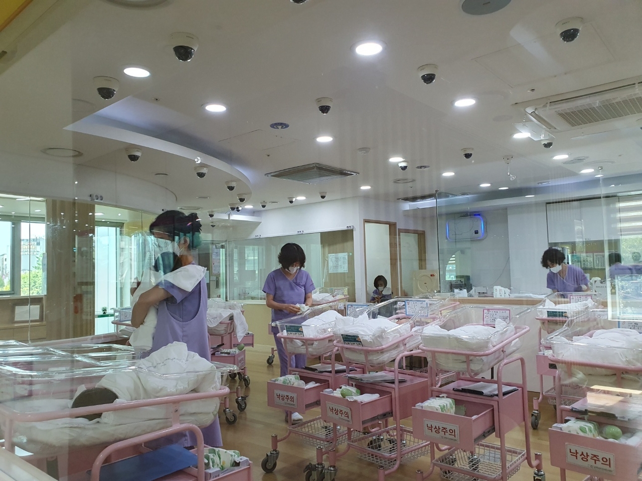 송파 공공산후조리원의 산모실. 송파구민은 민간 산후조리원 가격(보통 400만~500만원)의 절반 수준인 190만원(2주 기준)만 내면 이곳을 이용할 수 있다.  [송파구 제공]