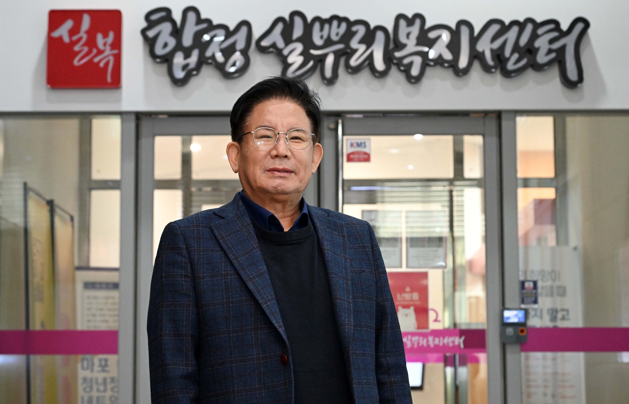 박강수 마포구청장이 지난 7일 오후 서울 마포구 합정실뿌리복지센터에서 헤럴드경제와 인터뷰에 앞서 포즈를 취하고 있다.  이상섭 기자