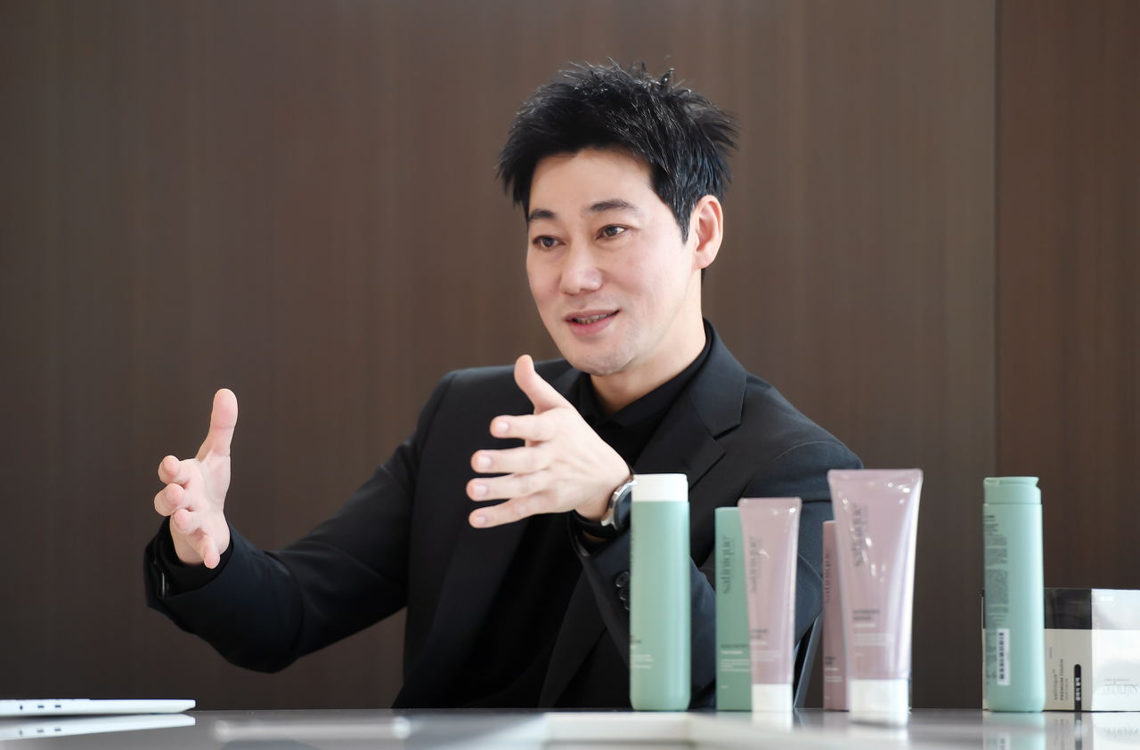 조해 한국암웨이 이사가 헤럴드경제와 인터뷰를 하고 있다. [한국암웨이 제공]