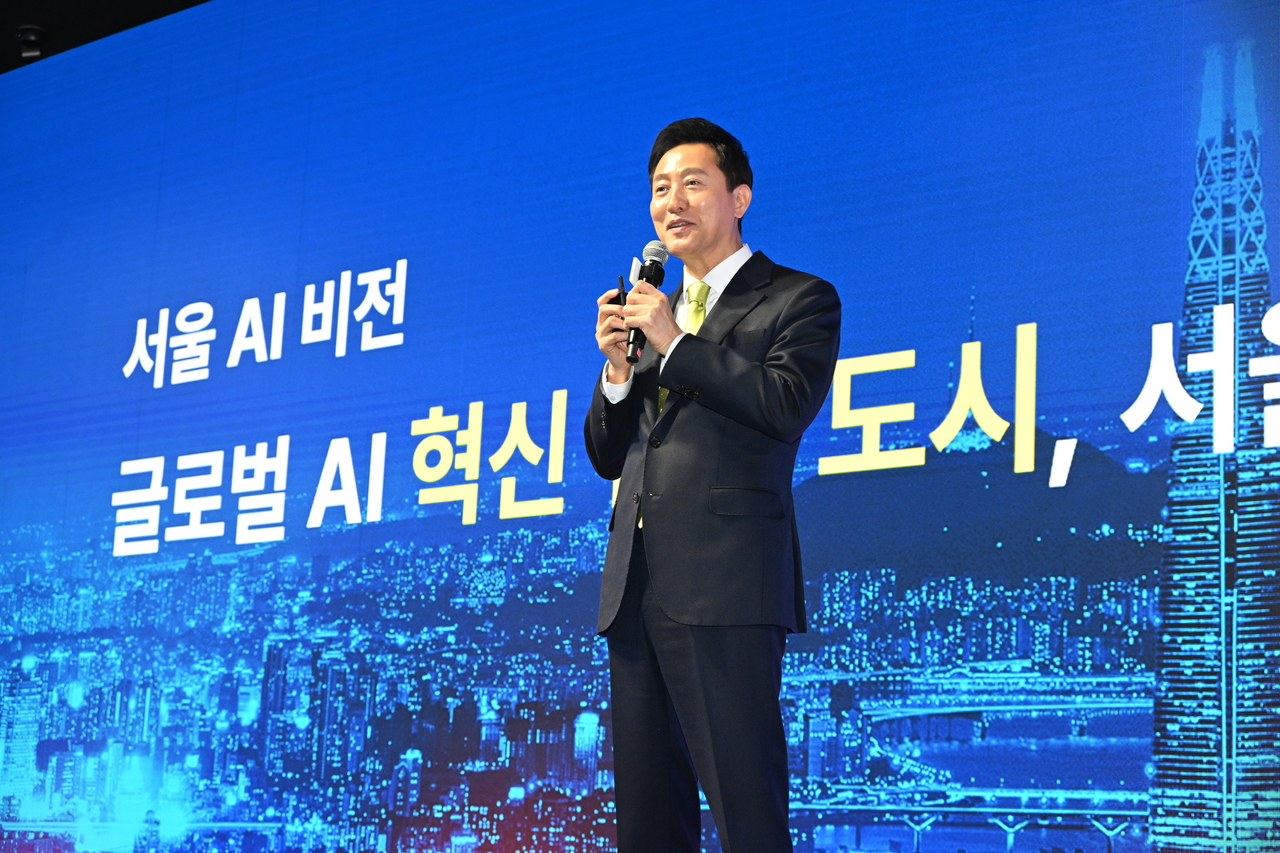 오세훈 서울시장이 11일 코엑스 그랜드볼룸에서 열린 ‘AI SEOUL 2025’ 콘퍼런스에서 AI산업 육성 전략을 발표하고 있다. [서울시 제공]