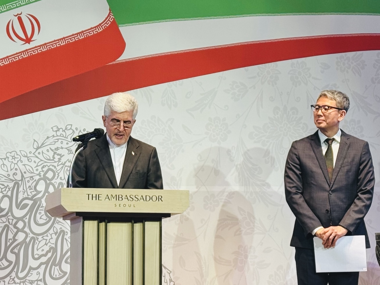 Iranian Ambassador to South Korea Saeed Koozechi (left) and South Korea’s Deputy Minister for Climate Change attend an event marking Iran’s Islamic Revolution Day at Ambassador Pullman in Seoul on Monday. (Sanjay Kumar/ The Korea Herald)