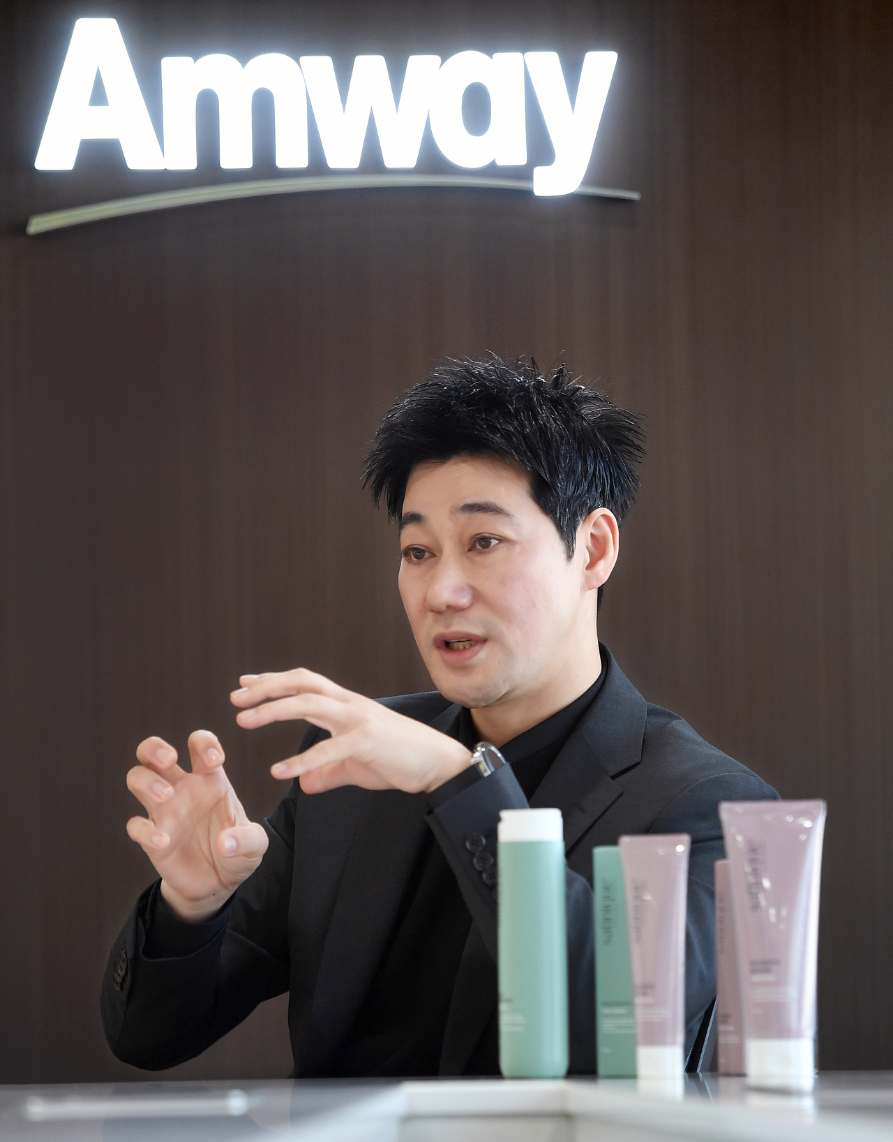 조해 한국암웨이 이사가 최근 헤럴드경제와의 인터뷰에서 한국암웨이와 이스트 뷰티 혁신 허브의 도전에 대해 설명하고 있다. [한국암웨이 제공]