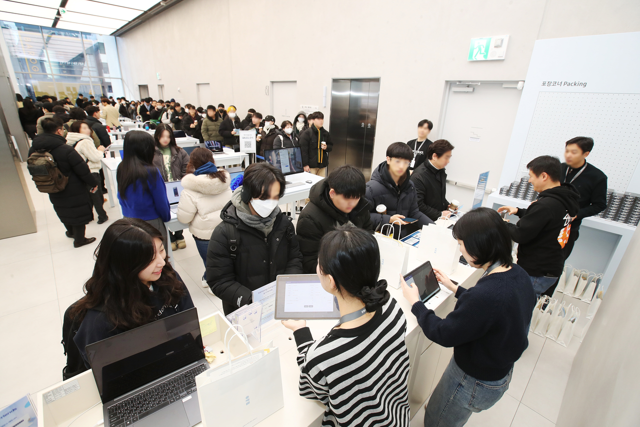 ‘삼성 강남’을 방문한 사전 예약자들이 픽업존에서 ‘갤럭시 S25 시리즈’를 수령하는 모습. [삼성전자 제공]