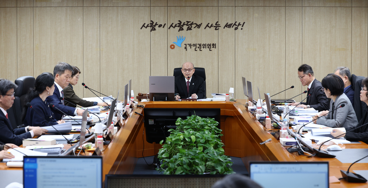 안창호 국가인권위원회 위원장이 10일 서울 중구 국가인권위에서 열린 제2차 전원위원회에서 발언을 하고 있다. [연합]