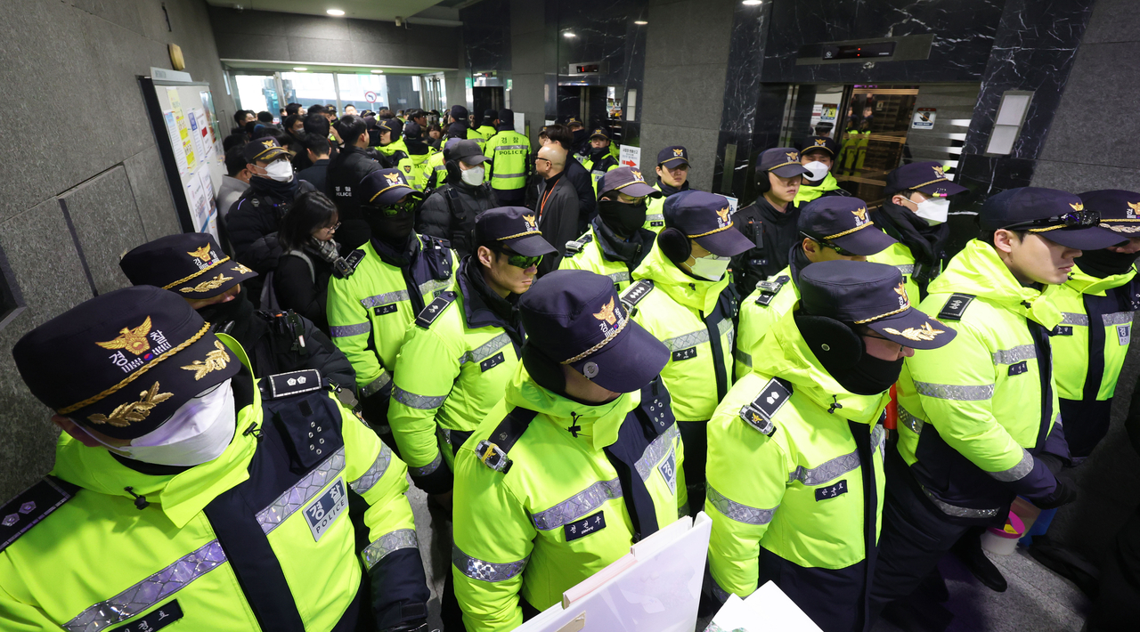 국가인권위원회 2025년 제2차 전윈위원회가 열린 10일 서울 중구 국가인권위 로비에서 경찰이 출입을 통제하는 모습. [연합]