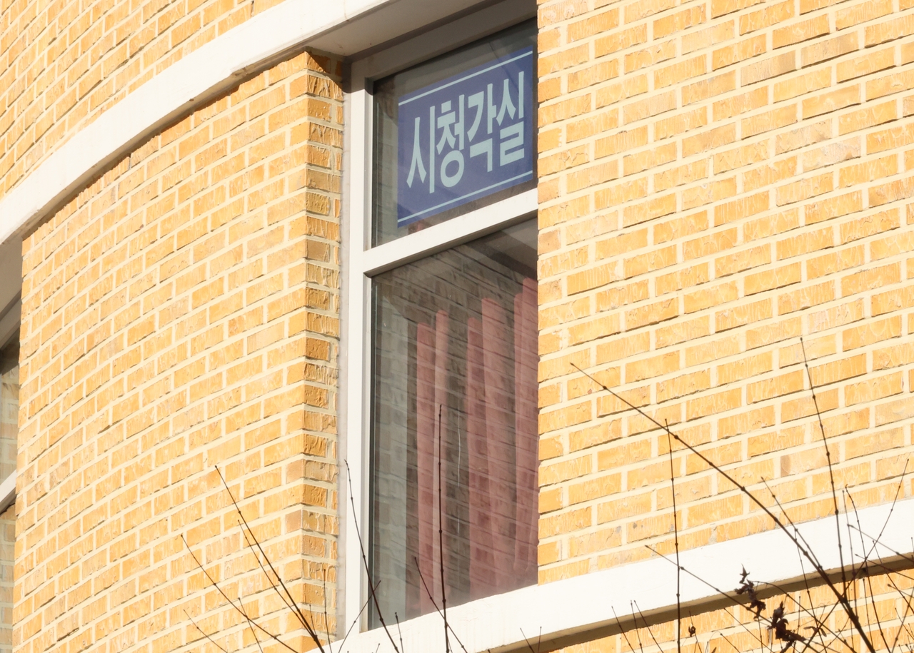 지난 10일 오후 5시 50분쯤 대전 서구 한 초등학교 2층 시청각실에서 1학년생인 A(8)양이 흉기에 찔려 심정지 상태로 발견됐으나 숨졌다. [연합]