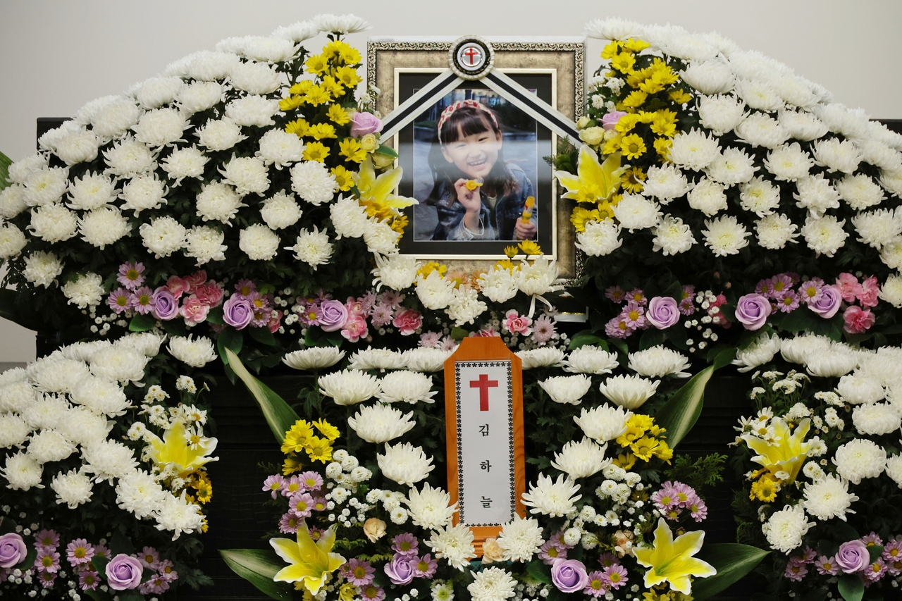 11일 대전 서구 한 장례식장에 대전 초등학교 살인사건 피해자인 김하늘(8)양의 빈소가 마련돼 있다. 유족 측은 “다시는 제2의 하늘이가 발생하면 안 된다는 생각에 아이의 이름과 얼굴을 공개하기로 했다”고 밝혔다. [연합]