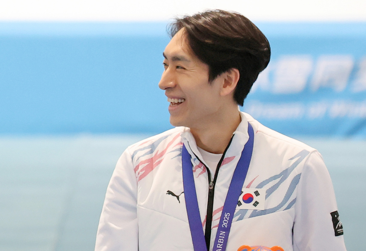 이승훈이 11일 하얼빈 동계아시안게임 스피드스케이팅 남자 팀 추월 시상식에서 밝게 웃으며 팀 동료 정재원, 박상언을 바라보고 있다.  [연합]