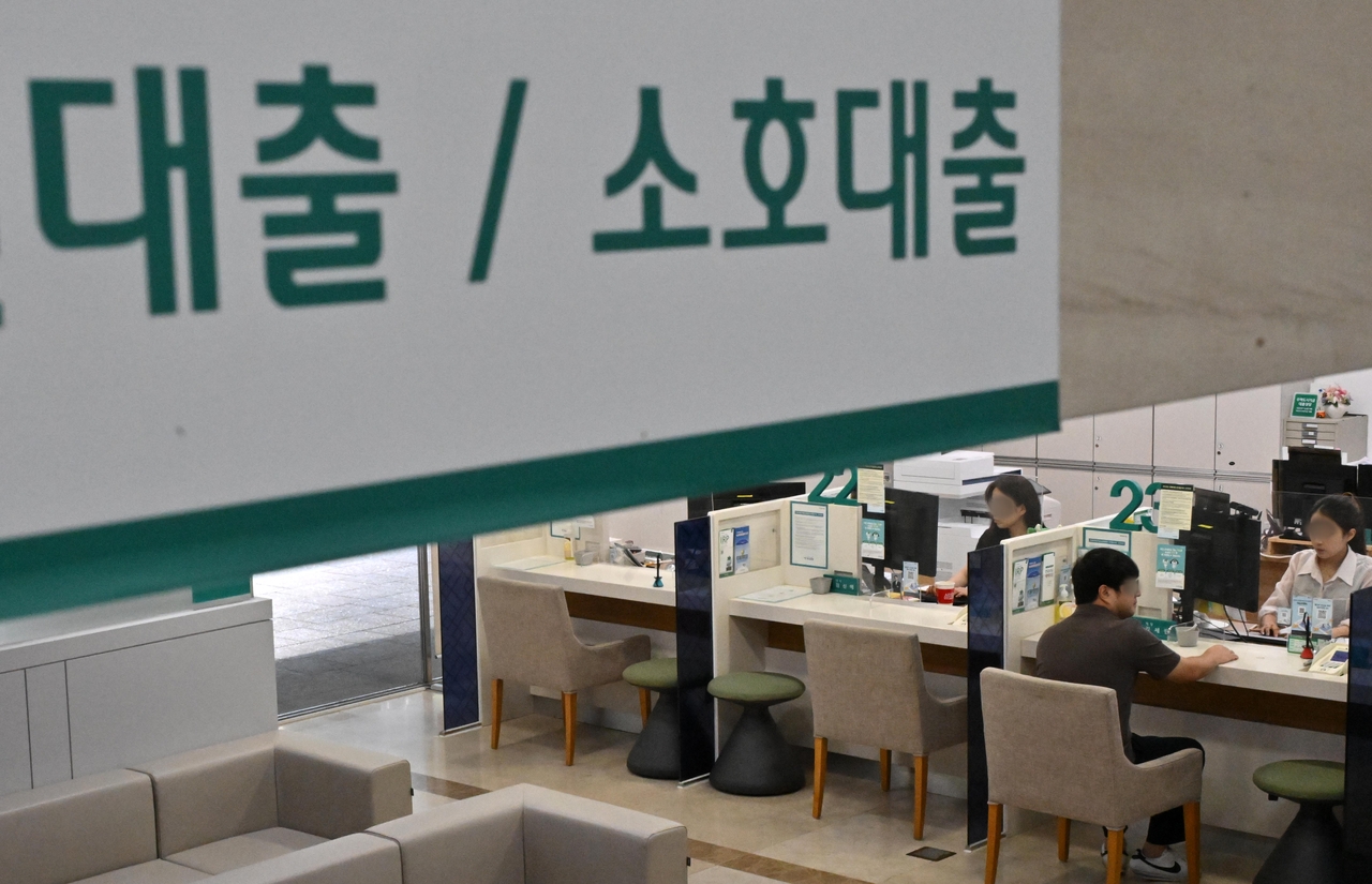 도널드 트럼프 미국 대통령의 관세 강화가 기업대출의 연체율 상승을 부추길 수 있다는 우려의 목소리가 나온다. 서울 시내의 한 은행 대출 창구에서 직원들이 업무를 보고 있는 모습. [헤럴드경제 DB]
