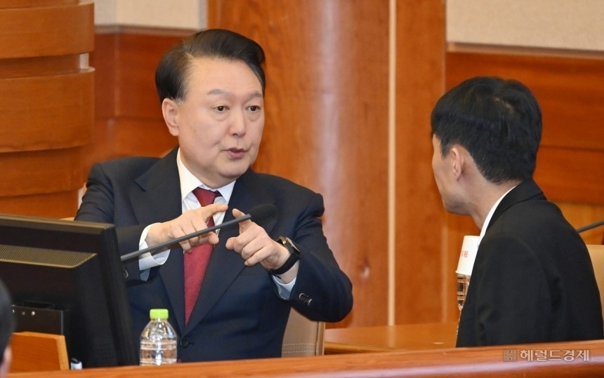 윤석열 대통령이 지난달 23일 탄핵심판 4차 변론에 출석해 변호인단과 대화를 나누고 있다.[이상섭 기자]