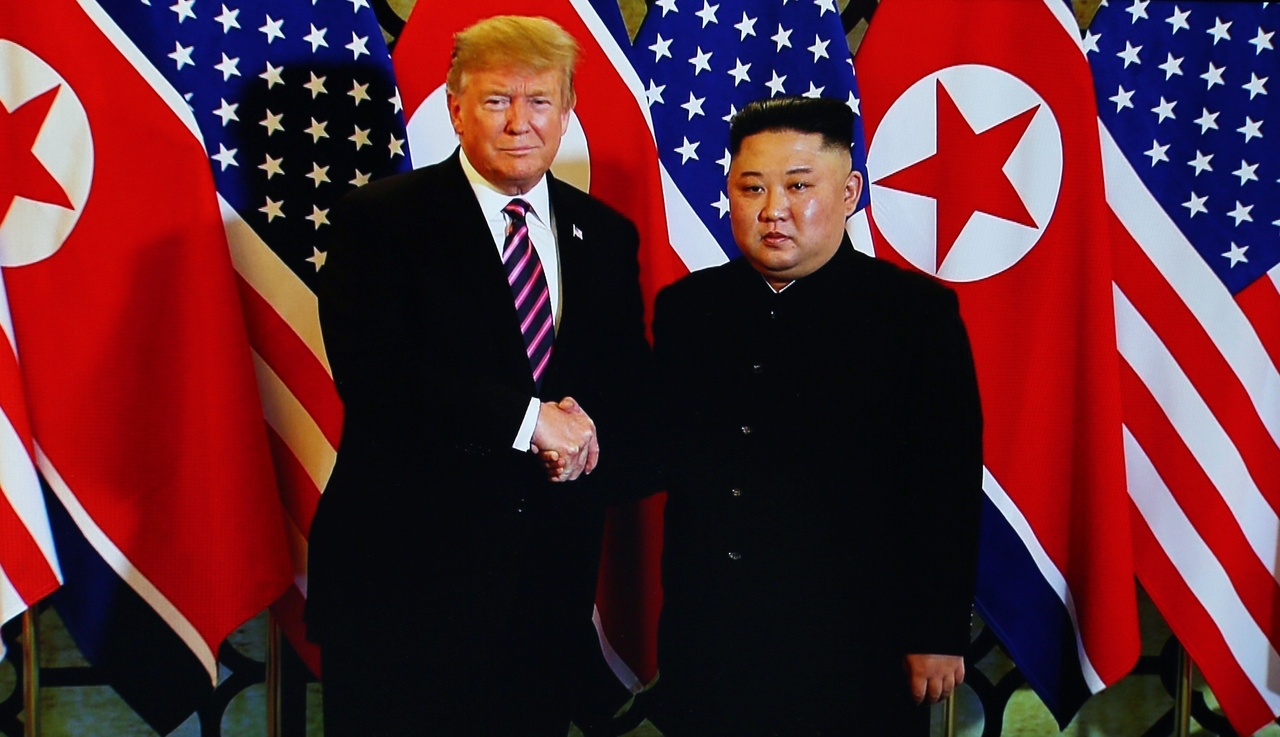 도널드 트럼프(왼쪽) 미국 대통령과 김정은 북한 국무위원장이 2019년 2월 27일 베트남 하노이에서 2차 정상회담을 갖고 악수를 하고 있다. [게티이미지]
