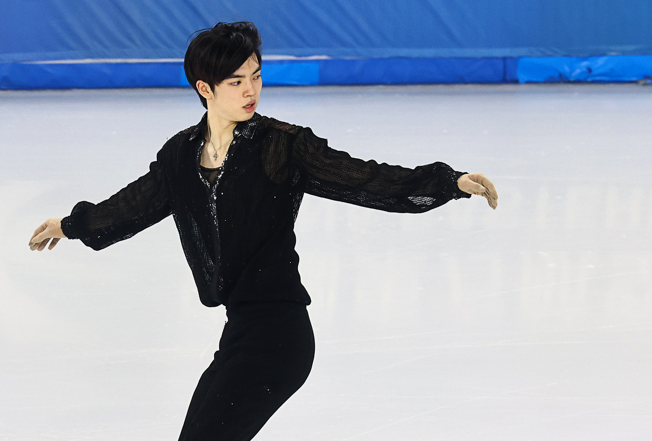 Cha Jun-hwan of South Korea performs his short program during the men's singles figure skating competition at the Asian Winter Games at Heilongjiang Ice Events Training Center Multifunctional Hall in Harbin, China, Tuesday. (Yonhap)