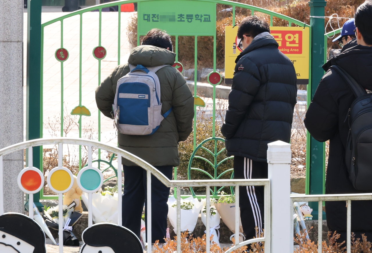 Students pay their respects at an elementary school in the central city of Daejeon, Tuesday, a day after a female teacher in her 40s stabbed an 8-year-old student to death at the school. (Yonhap)