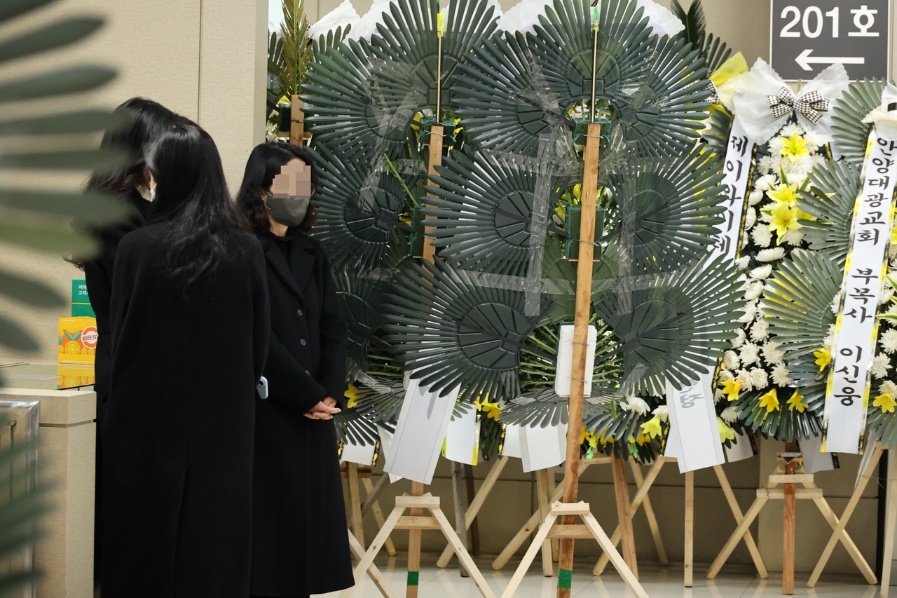 11일 김하늘(8)양의 빈소가 대전 서구 한 장례식장을 찾은 학교 교사들이 유족 항의에 따라 빈소 밖에서 서 있는 모습. [연합]