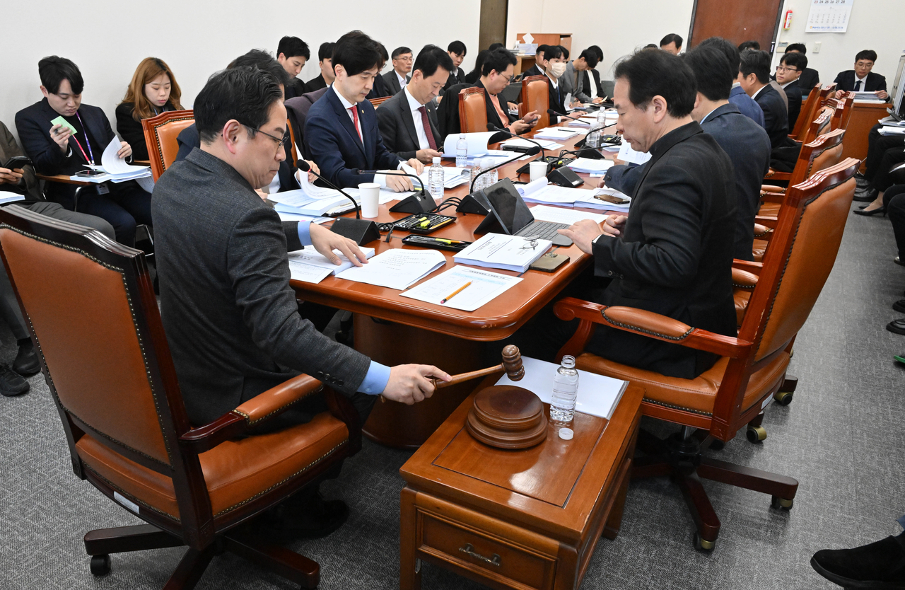박수영 국회 기획재정위원회 조세소위 위원장(국민의힘 의원)이 11일 오전 서울 여의도 국회에서 열린 기획재정위원회 제1차 조세소위원회에서 의사봉을 두드리고 있다. 임세준 기자