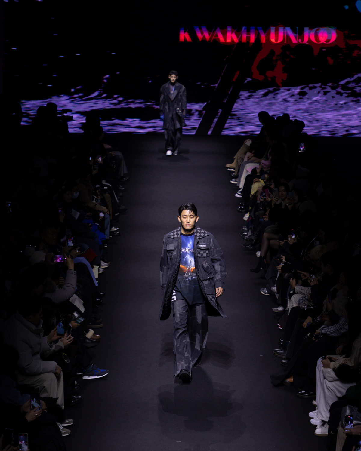 Actor Go Jun walks on the runway for Kwak Hyun Joo Collection's show at 2025 fall-winter Seoul Fashion Week at Dongdaemun Design Plaza in Seoul on Feb. 6. (The Opening)