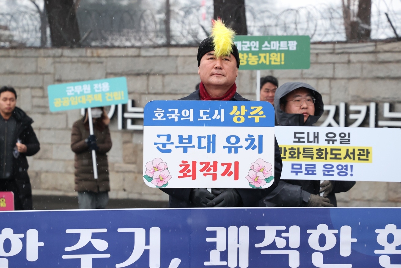 12일 강영석 상주시장이 대구지역 군부대 앞에서 군부대 유치 홍보에 나섰다. (상주시 제공)