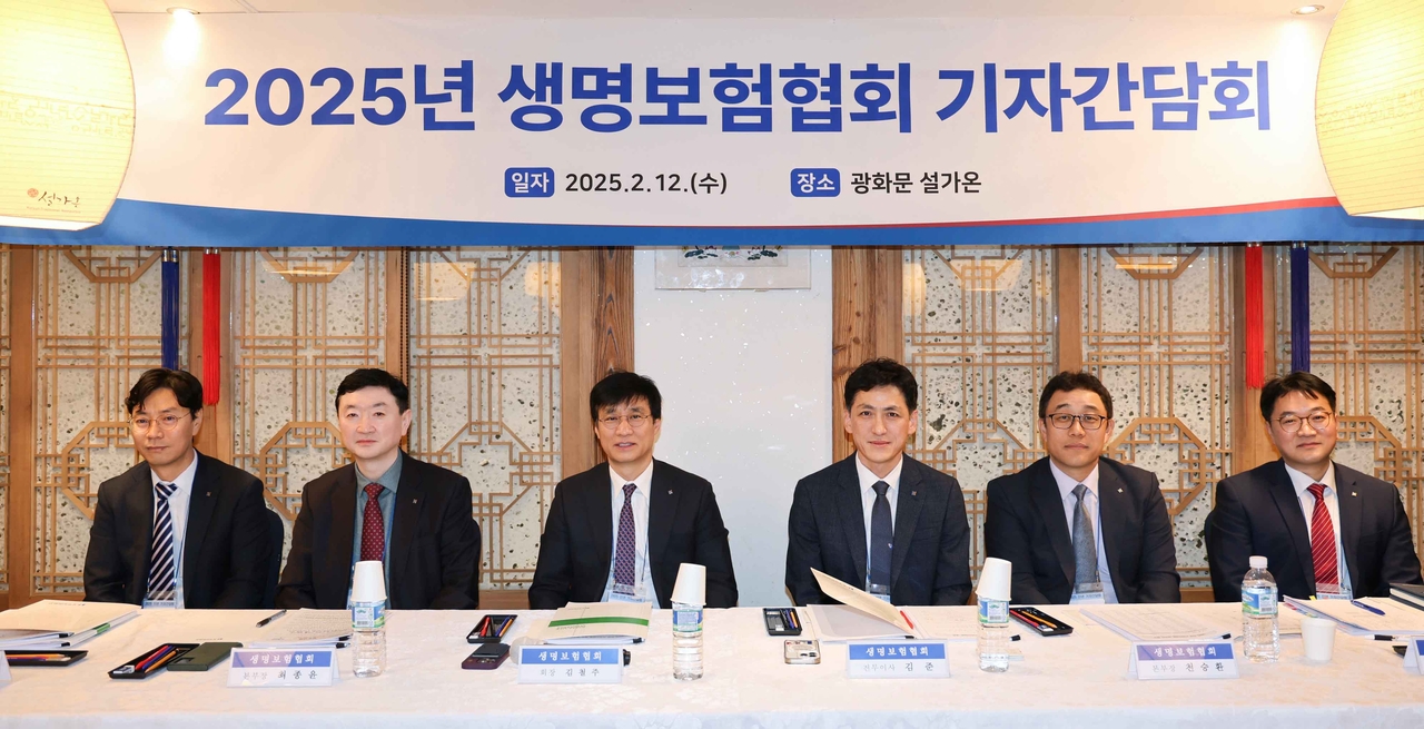생명토토사이트 즐벳협회 기자간담회에서 주요 참석자들이 기념촬영을 하고 있다. 박순근(왼쪽부터)  소비자서비스본부장, 최종윤 경영지원본부장, 김철주 회장, 김준 전무, 천승환 시장지원본부장, 조성준 기획조정부장 [생명토토사이트 즐벳협회 제공]