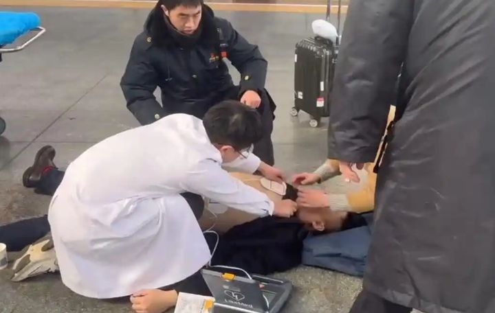 지난 4일, 중국 후난성 창사의 한 철도역 플랫폼에서 기차를 타기 위해 줄을 서 있던 40대 남성이 갑자기 쓰러졌다. [바이두]