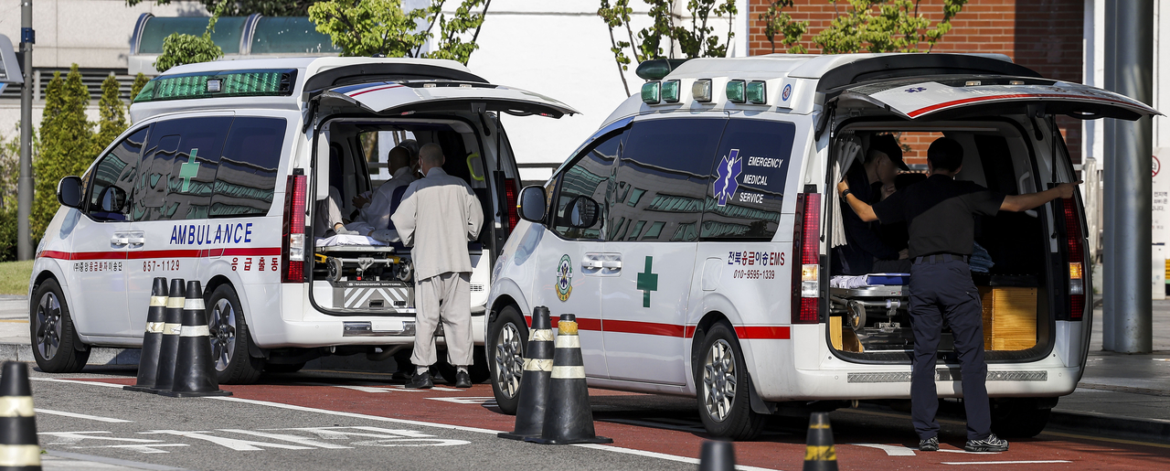 Ambulances line up outside a university hospital in Seoul ahead of the Chuseok holiday on Sep. 11 last year, as emergency medical services prepare for increased patient demand. (Newsis)