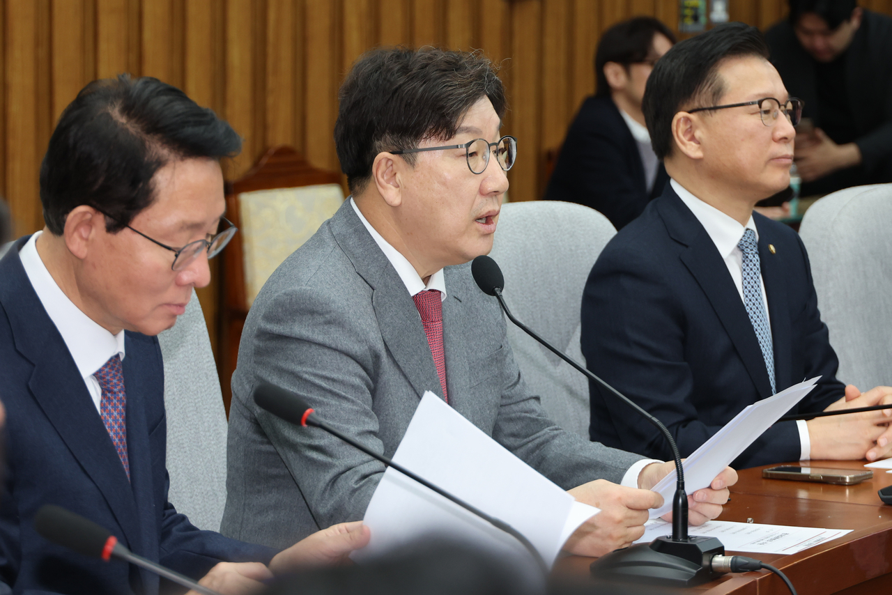Kweon Seong-dong (center), floor leader of the ruling People Power Party, speaks during a meeting of the party at the National Assembly in Seoul on Wednesday. (Yonhap)