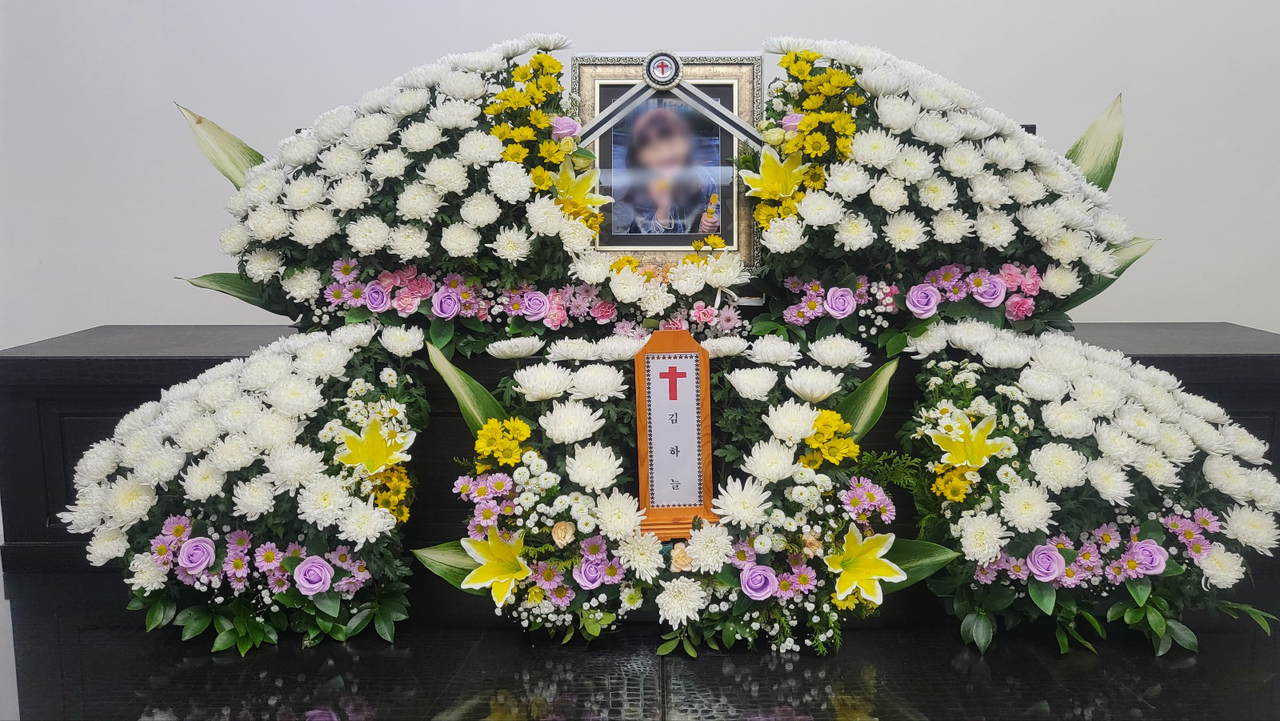A wreath paying tribute to the deceased student who was fatally stabbed by a teacher at a school in Daejeon's Seo-gu is placed at the funeral home of Konyang University Hospital in Seo-gu, Daejeon on Feb. 11. (Newsis)