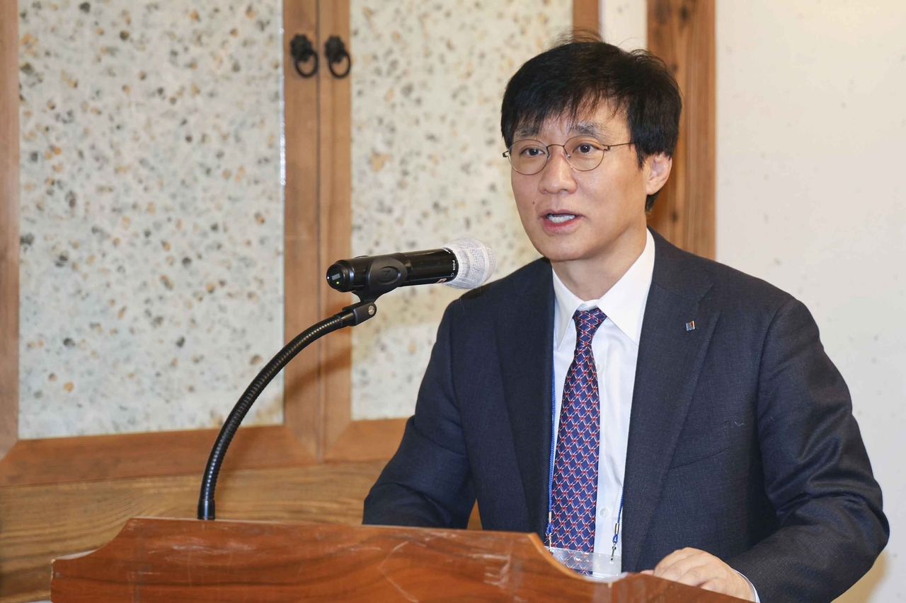 김철주 생명보험협회장이 12일 기자간담회에서 토토사이트 즐벳 준비금 제도 개선방안을 마련하겠다고 강조했다. [생명보험협회 제공]