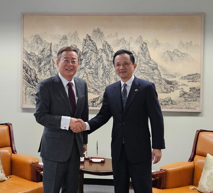Cho Koo-rae, vice foreign minister for strategy and intelligence, met Chinese Ambassador Dai Bing in Seoul on Wednesday. (Foreign Ministry)