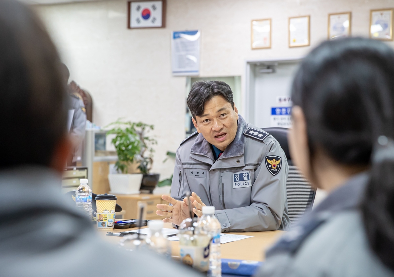 박현수 바카라 가상 머니 사이트경찰청장 직무대리가 10일 오후 바카라 가상 머니 사이트 마포구 홍익지구대에서 지구대원들을 격려하고 있다. [바카라 가상 머니 사이트경찰청 제공]