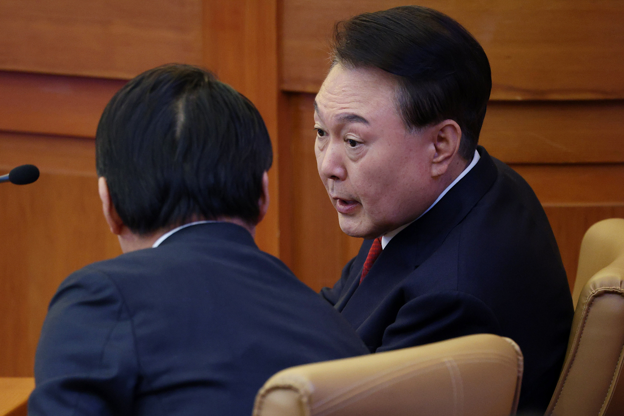 윤석열 대통령이 11일 서울 종로구 헌법재판소에서 열린 본인의 탄핵심판 7차 변론에서 대리인단 배보윤 변호사와 대화하고 있다. [연합]