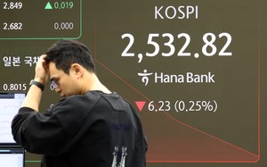 Seoul shares open lower on tech losses