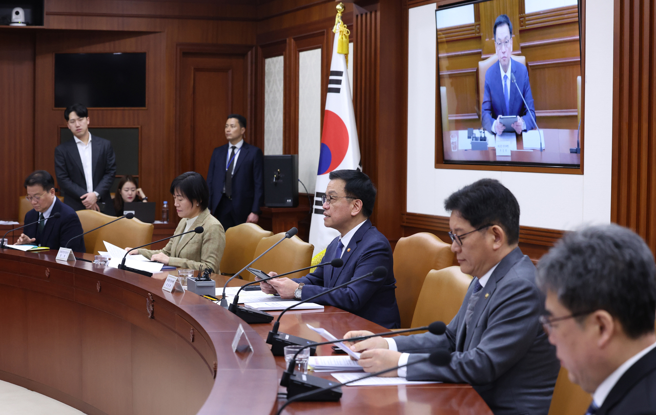최상목 대통령 권한대행 부총리 겸 기획재정부 장관이 12일 정부서울청사에서 열린 국정현안관계장관회의 겸 경제관계장관회의 겸 산업경쟁력강화관계장관회의를 주재하고 있다.［연합］