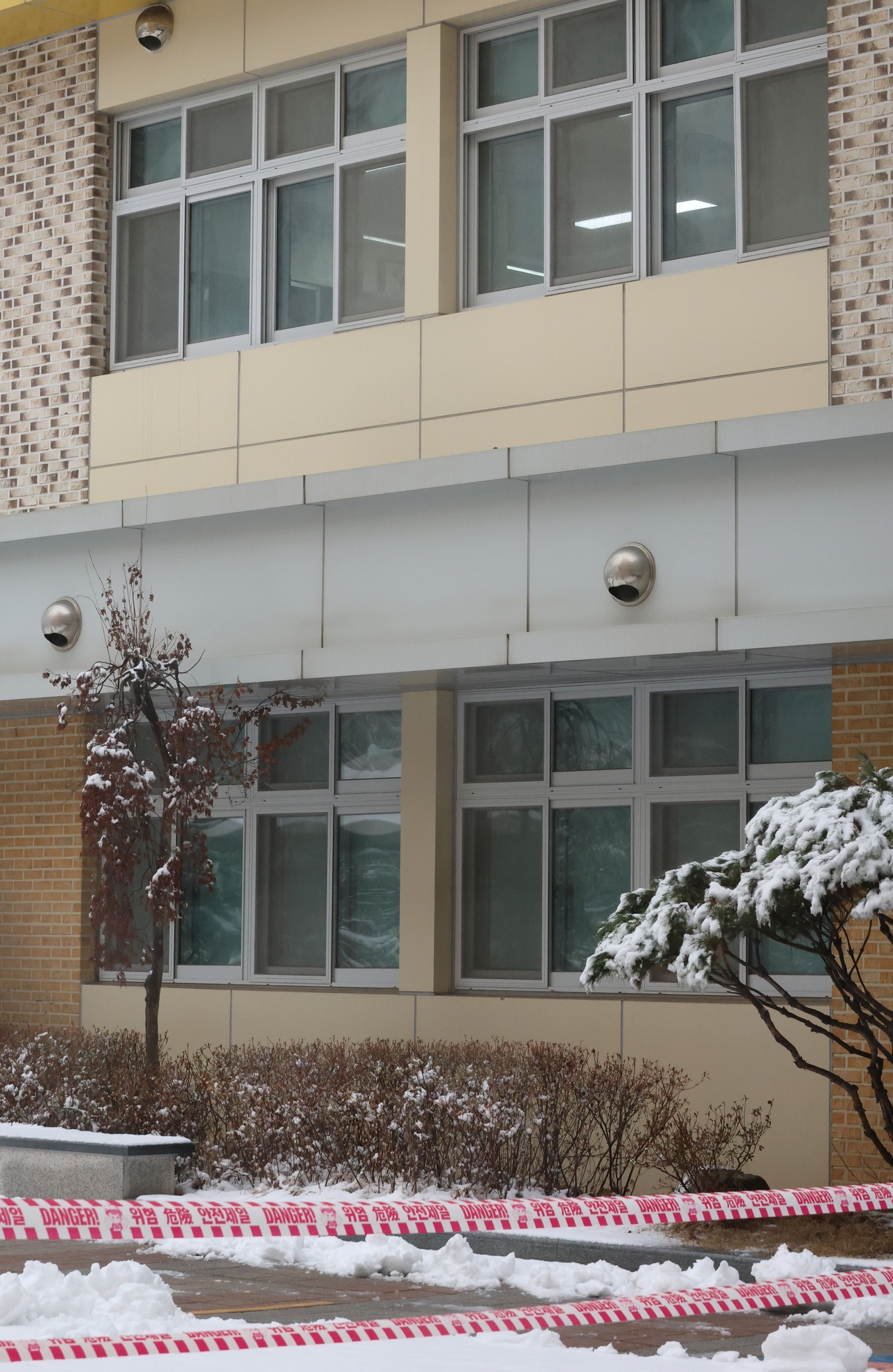 Police gather information regarding investigation into a teacher who is suspected of fatally stabbing a 8-year-old at a school in Daejeon.(Yonhap)
