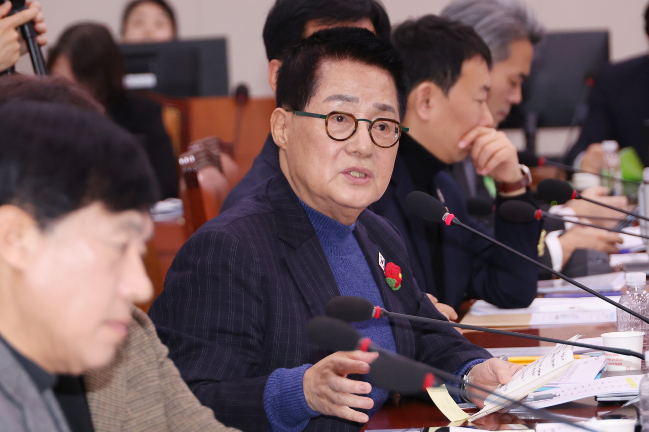 22대 국회 최고령 의원인 더불어민주당 박지원 의원이 12일 국회 법제사법위원회 전체회의에서 NJZ로 팀 명을 바꾼 뉴진스의 외국인 멤버인 하니의 예술흥행(E-6) 비자 만료와 관련해 김석우 법무부 장관 직무대행에게 질의하고 있다. [연합]
